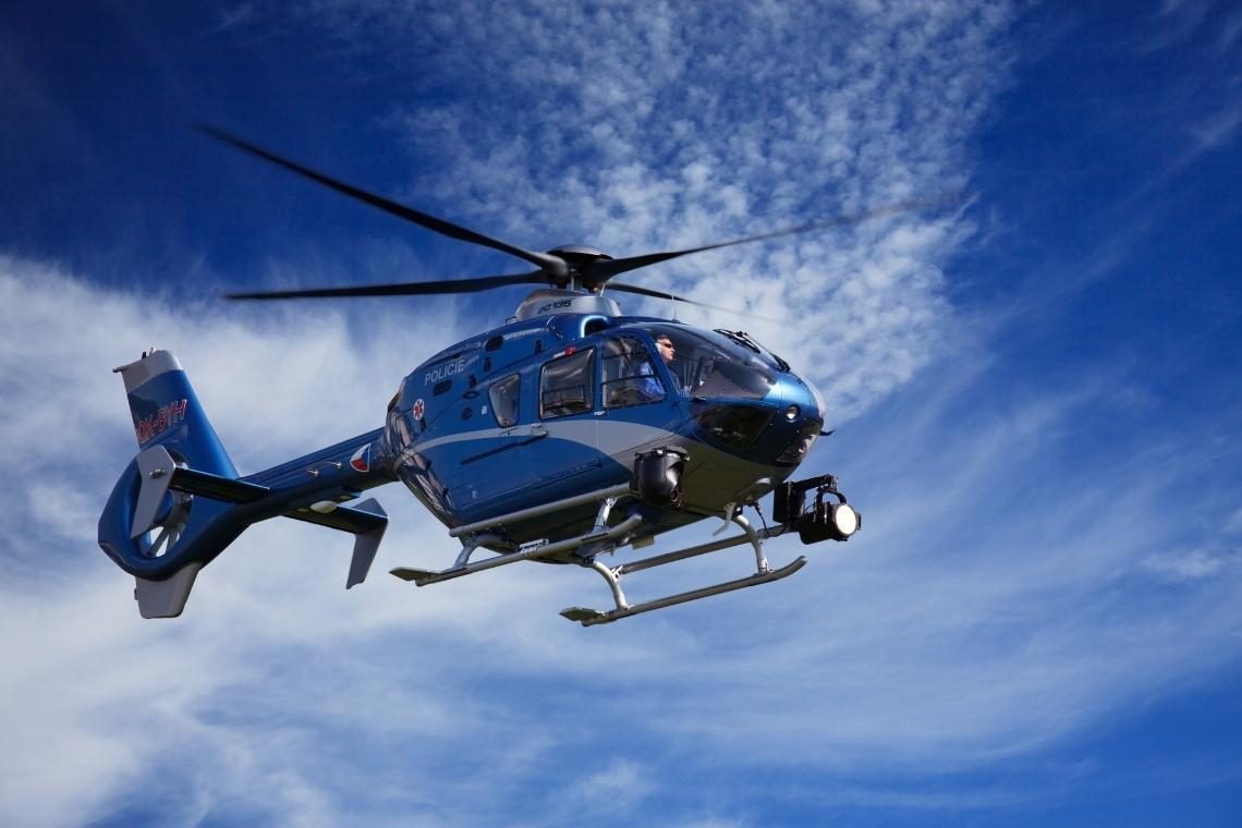 Policijski helikopter v slabem vremenu dvakrat posredoval v gorah