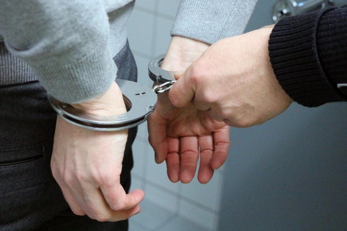 Večer: Vložena obtožnica zoper peterico odpuščenih policistov