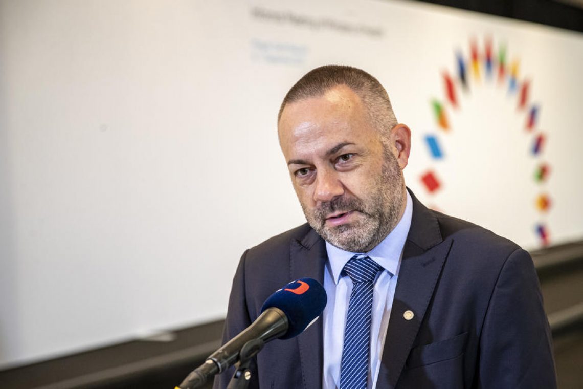 Sindikati zdravstva in socialnega varstva pred nadaljevanjem pogajanj pričakujejo še izhodišča glede zdravniških plač