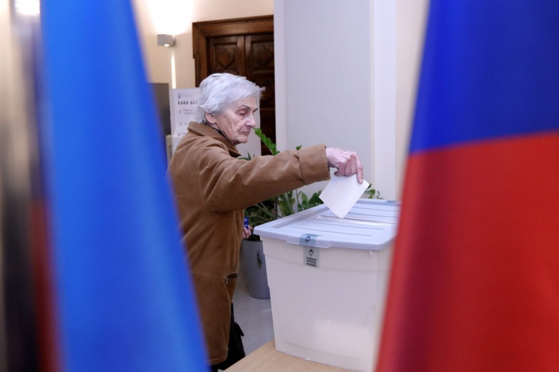Začenja se kampanja pred referendumi o treh zakonih