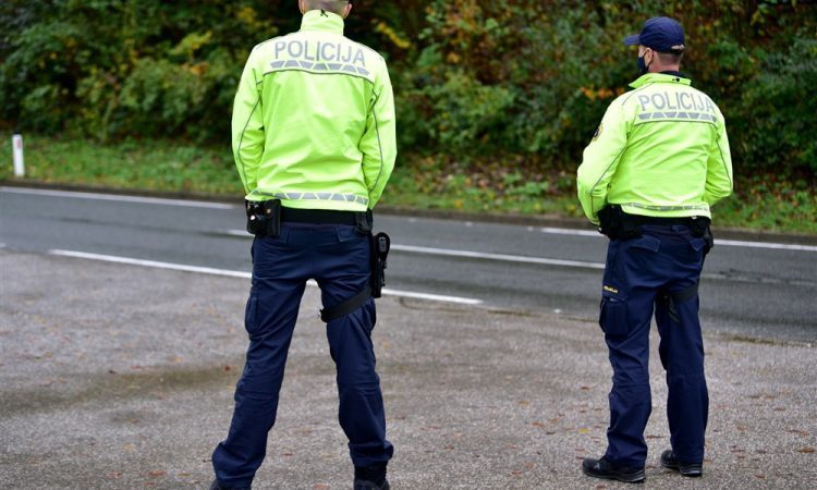 Policija zbira informacije o moških, ki sta pred šolo v Slovenj Gradcu nagovorila učenca
