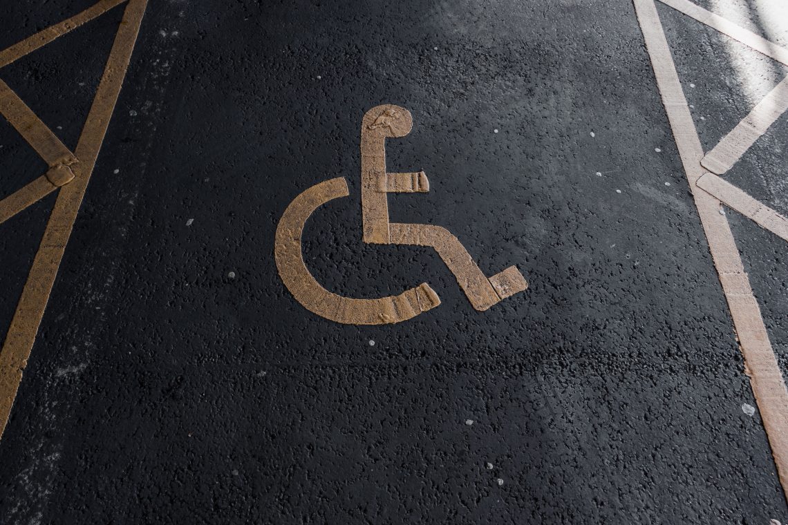 Parkiranje na mestih za invalide otežuje njihovo mobilnost