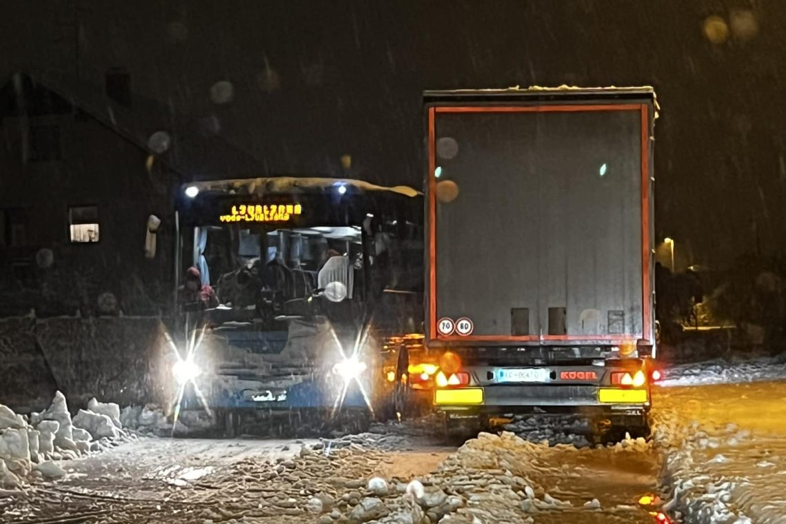 Obilno sneženje ponekod povzročilo snegolom in izpade elektrike