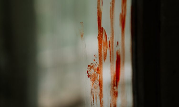 V Kranju z ostrim predmetom poškodoval 39-letnika