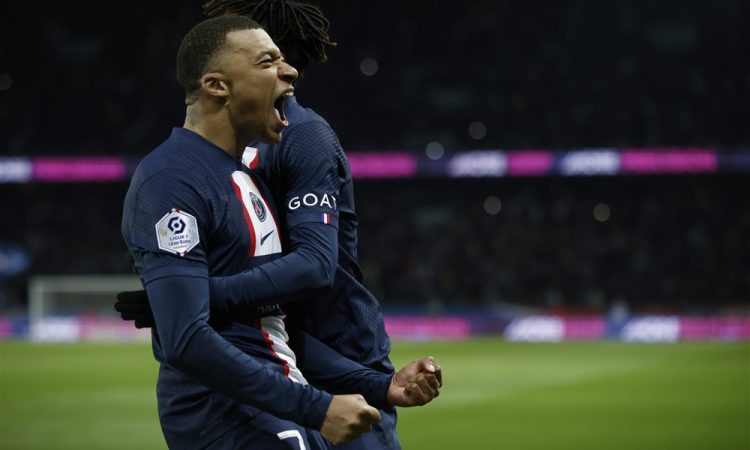 Kylian Mbappe z 201. golom postal legenda PSG 