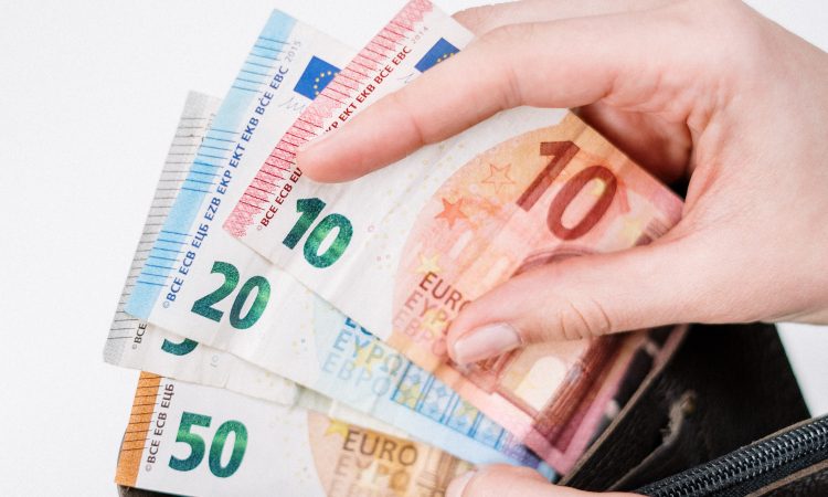 Anketa kaže na zaskrbljenost Evropejcev zaradi inflacije