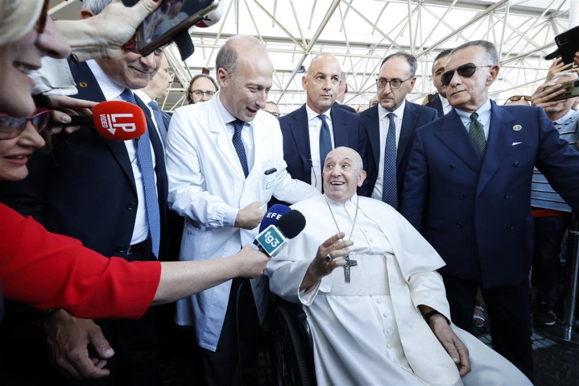 Papež Frančišek po operaciji zapustil bolnišnico