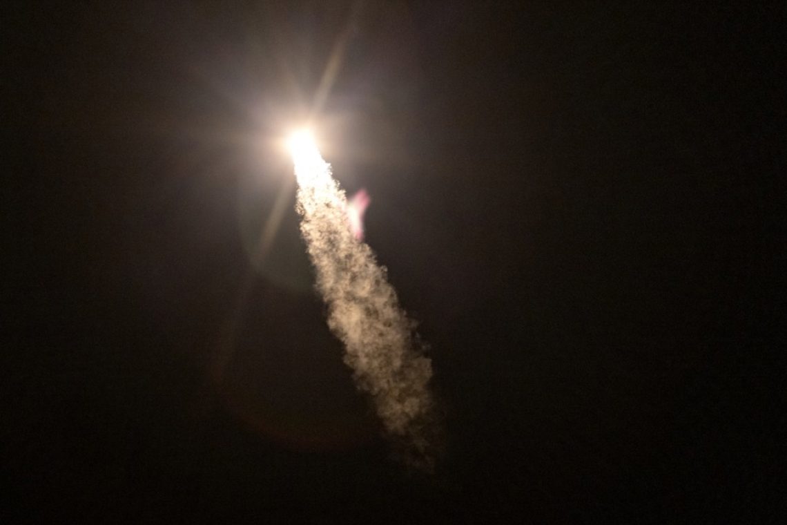 Štirje astronavti na krovu kapsule podjetja SpaceX poleteli proti ISS