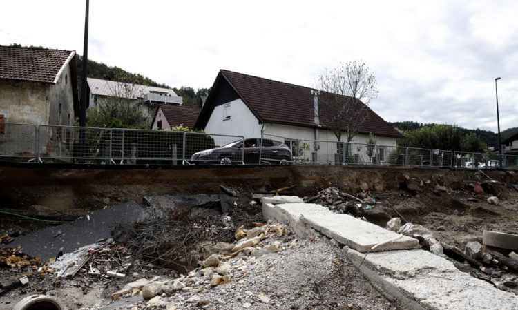 Aplikacija Poplave 2023 še do konca septembra, pomoč prostovoljcev organizirajo tudi drugi 