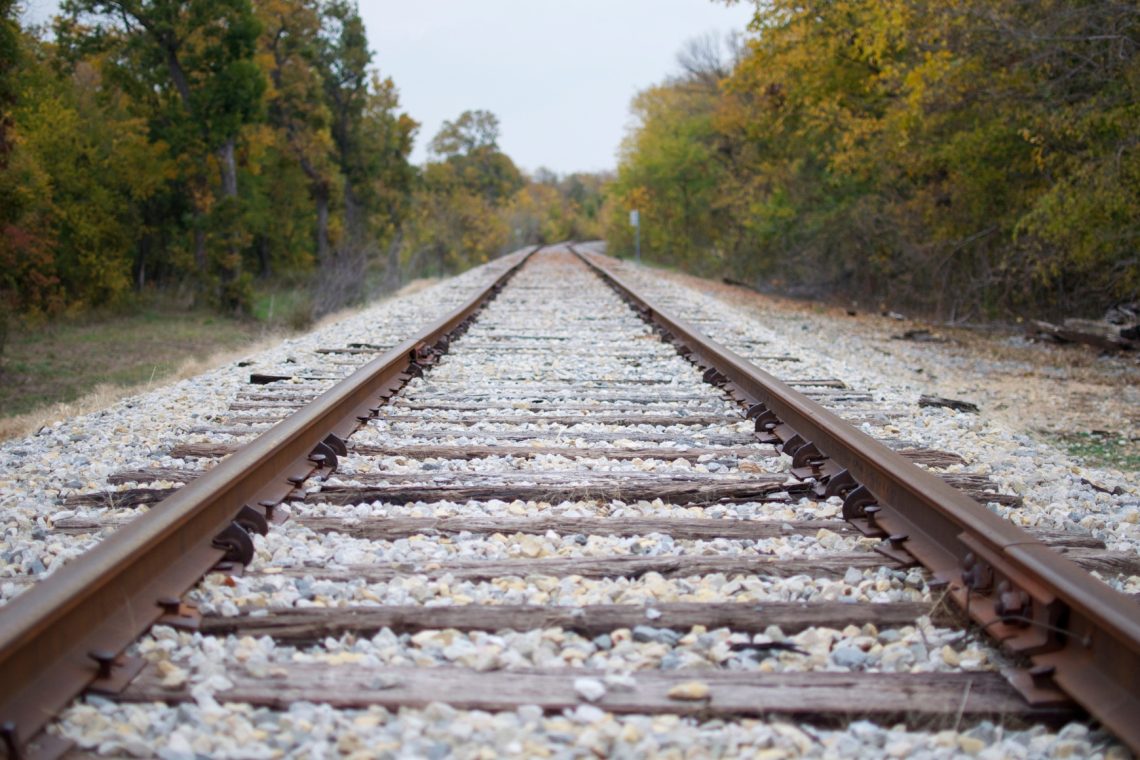 Vlak na območju Medvod trčil v 24-letnika