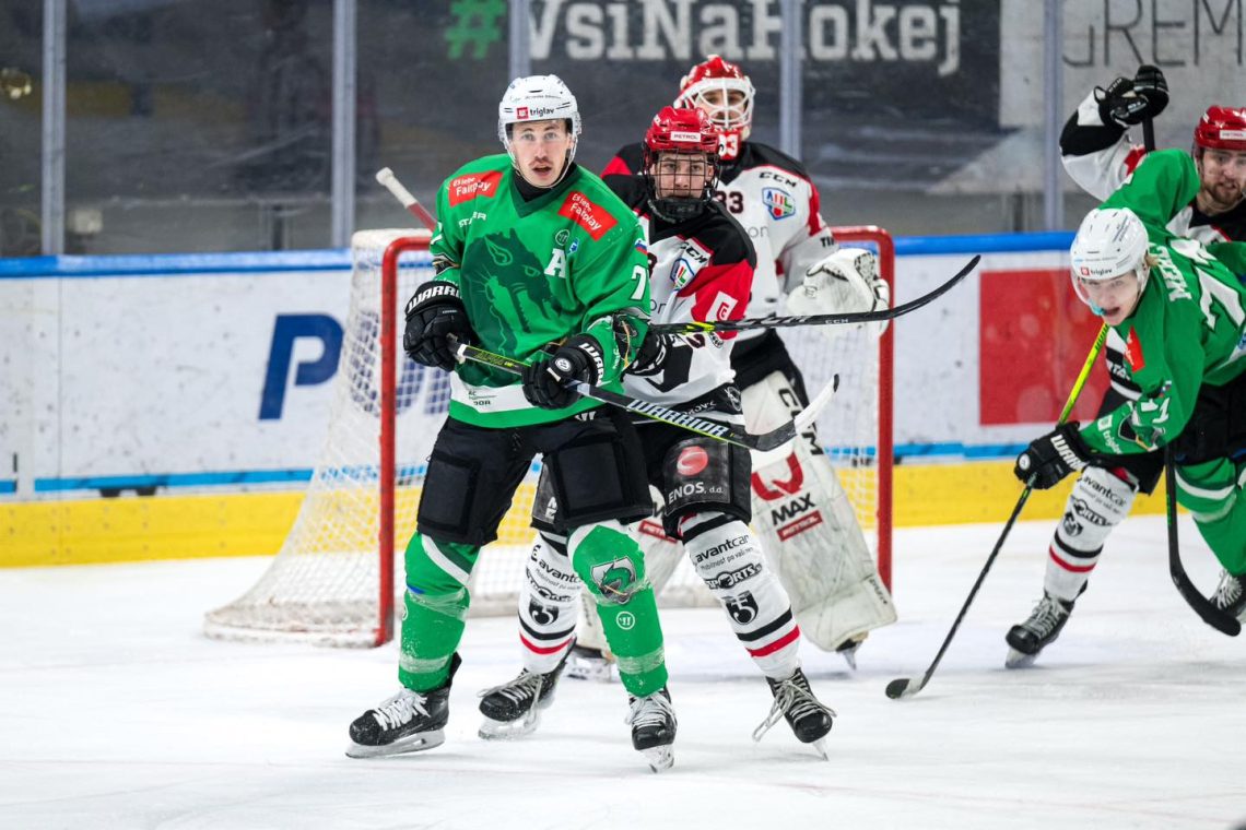 Hokejisti SŽ Olimpije so v prvi finalni tekmi državnega prvenstva premagali Sij Acroni Jesenice z 9:3