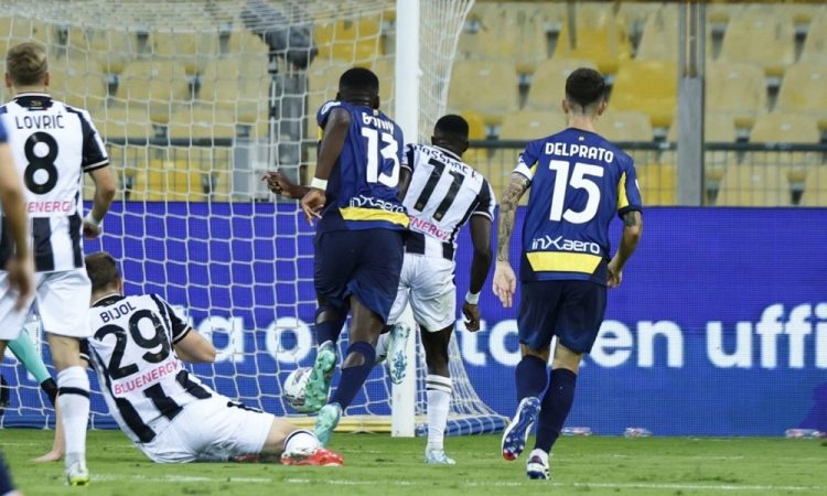 Udinese po preobratu v Parmi na vrhu italijanskega prvenstva