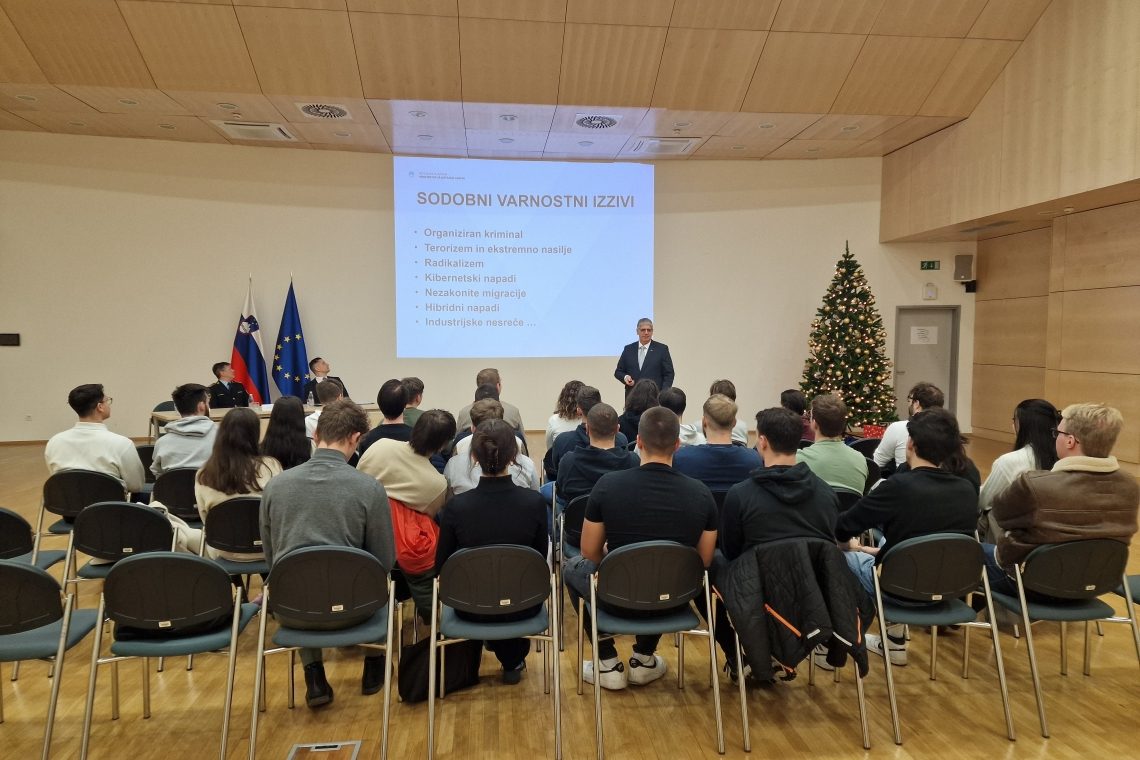 Študenti obramboslovja na obisku Ministrstva za notranje zadeve