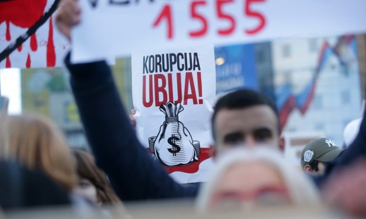 Osrednji srbski mediji protestom na katerih se je zbralo več kot sto tisoč ljudi namenili manj kot dve minuti