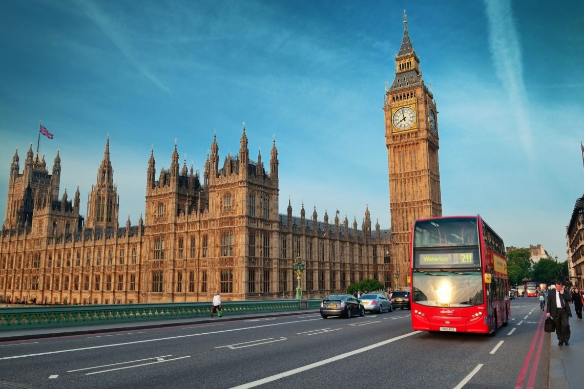 Na avtobusu v Londonu do smrti zabodli najstnika