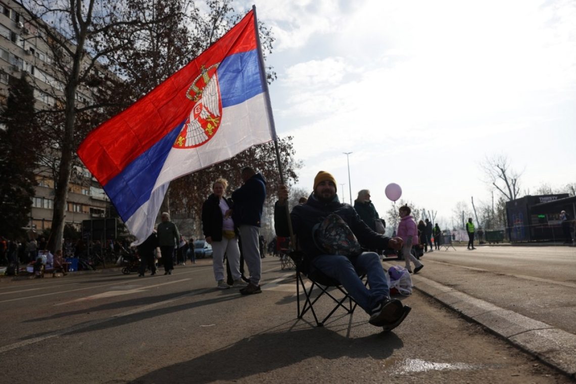V Novem Sadu se nadaljuje blokada enega od mostov na Donavi