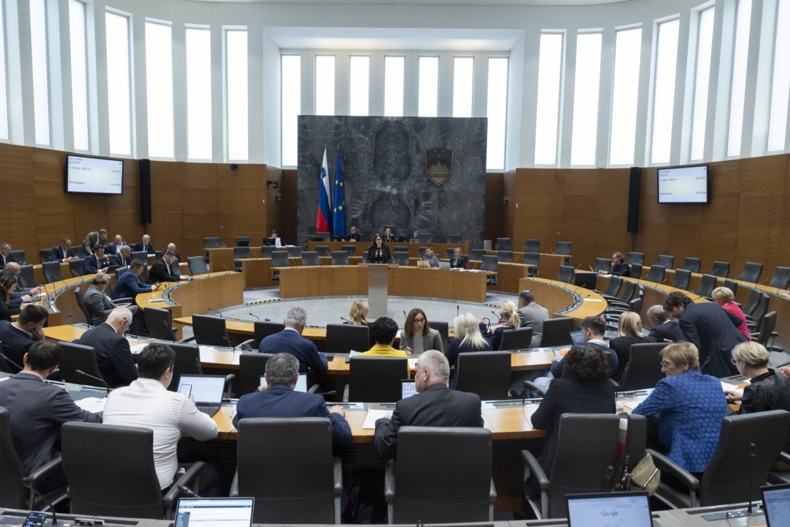 Komisija končala obravnavo prijave glede prestopa poslanca Novaka