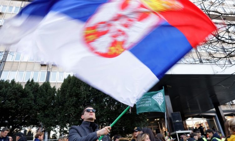 Študentje v Nišu množično protestirajo zaradi korupcije in iskanja pravice