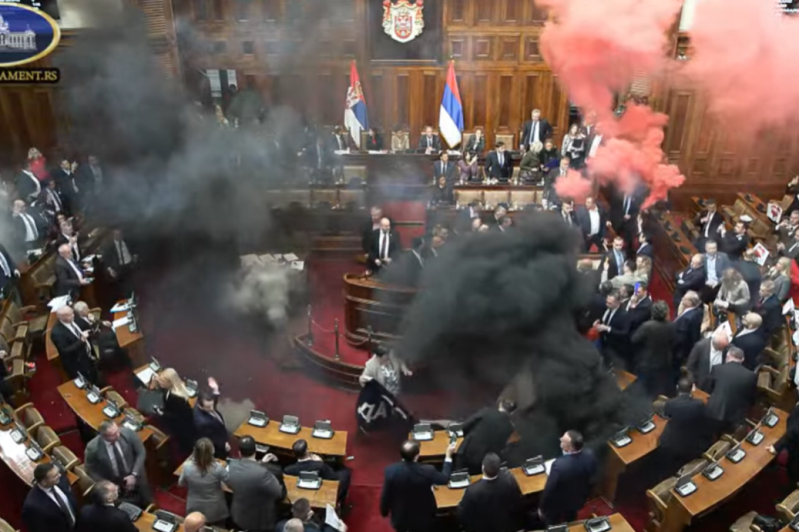 Kaos v srbskem parlamentu ob sprejemanju zakonov