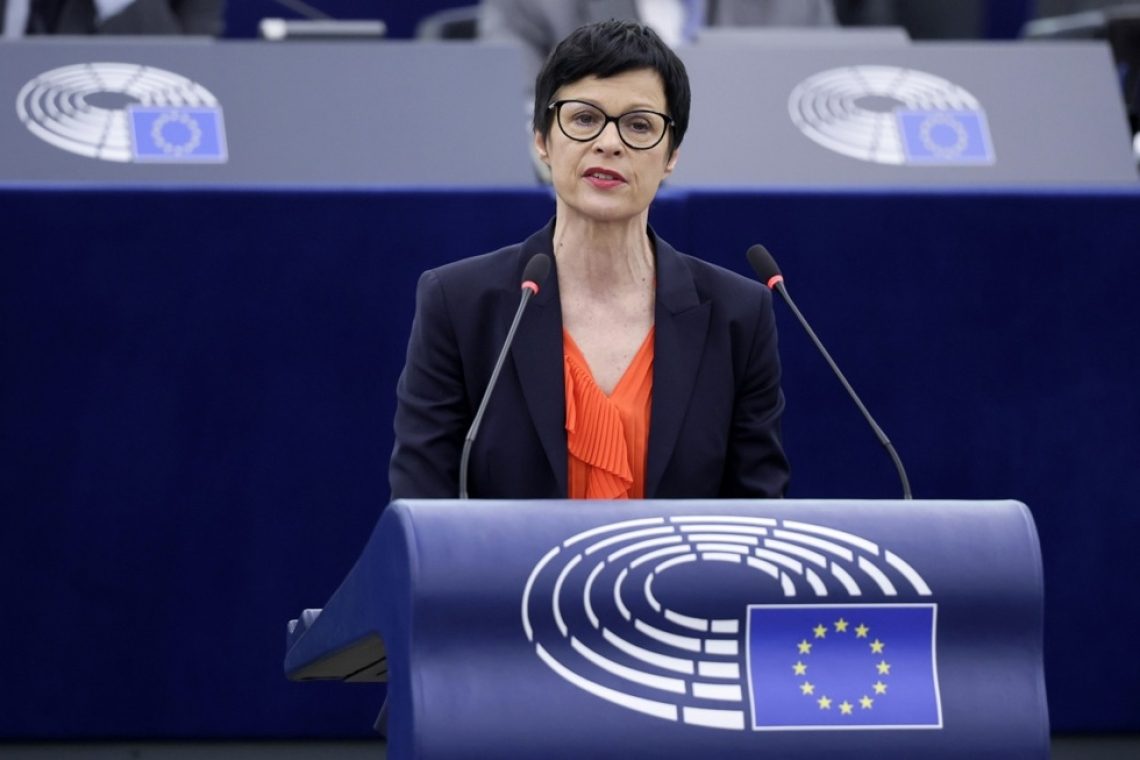 Evropska komisarka Kos zaskrbljena zaradi nasilja v srbskem parlamentu