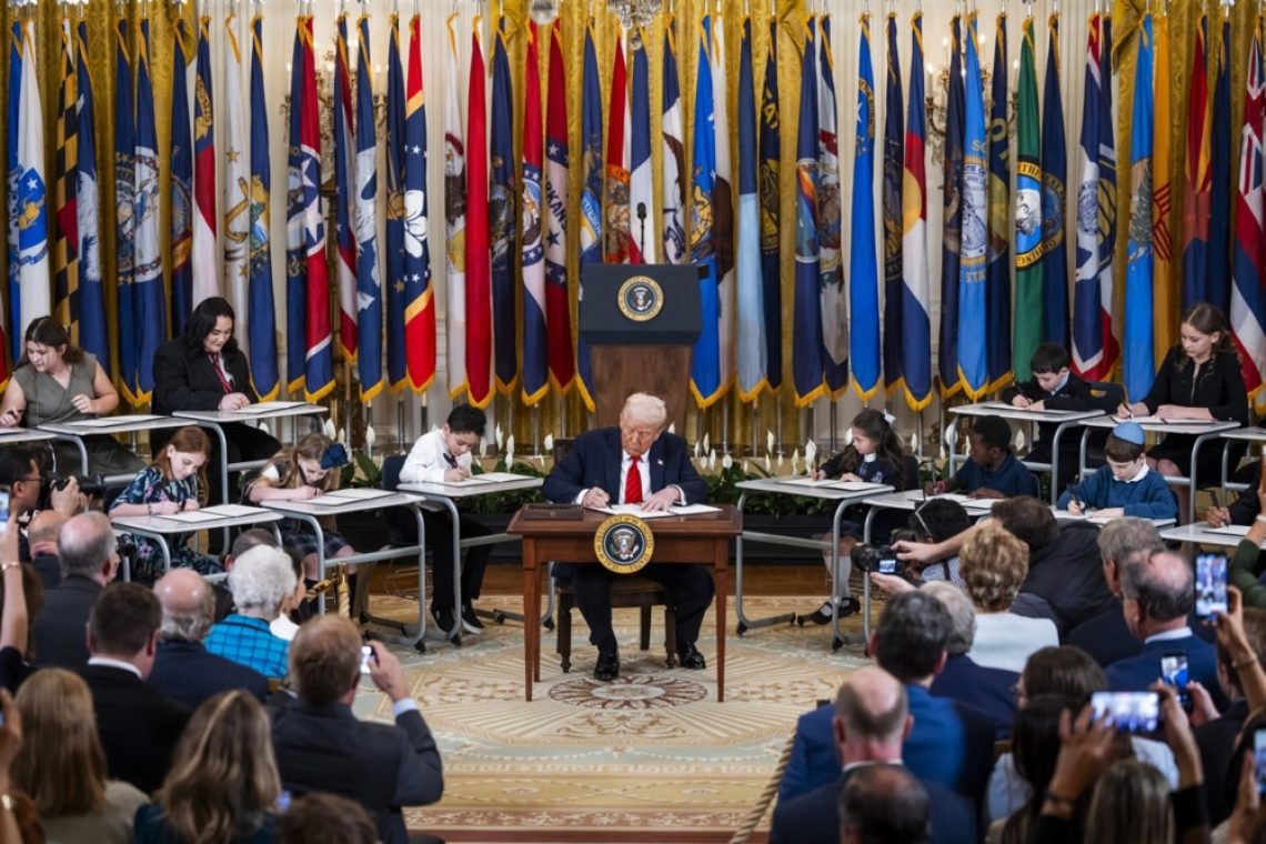 Trump podpisal ukaz o ukinitvi ministrstva za izobraževanje
