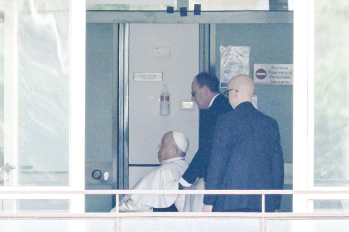 Papež Frančišek preživel hudo pljučnico, zdravniki govorijo o čudežu