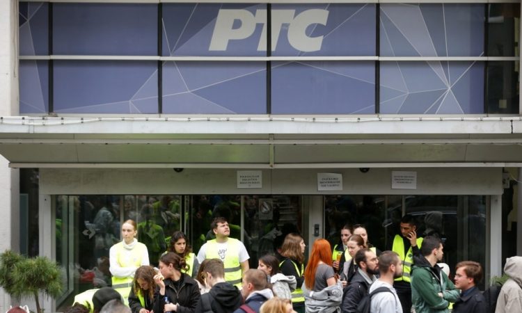 Srbski študenti nadaljujejo blokado javne televizije RTS