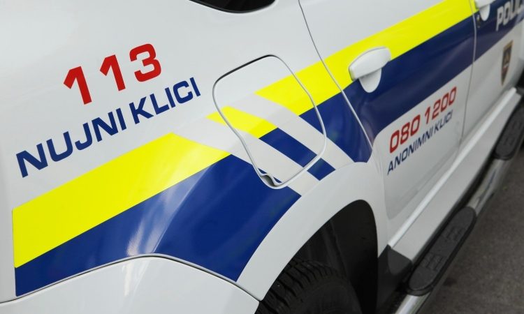 Pijanega voznika brez izpita prijeli po pobegu s kraja nesreče