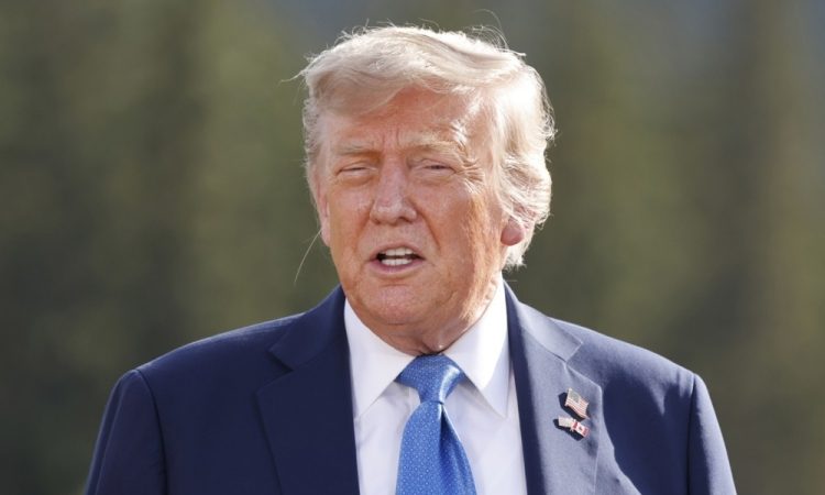 Trump z grožnjami Iranu: ZDA ne izključujejo ukrepanja proti Hameneju