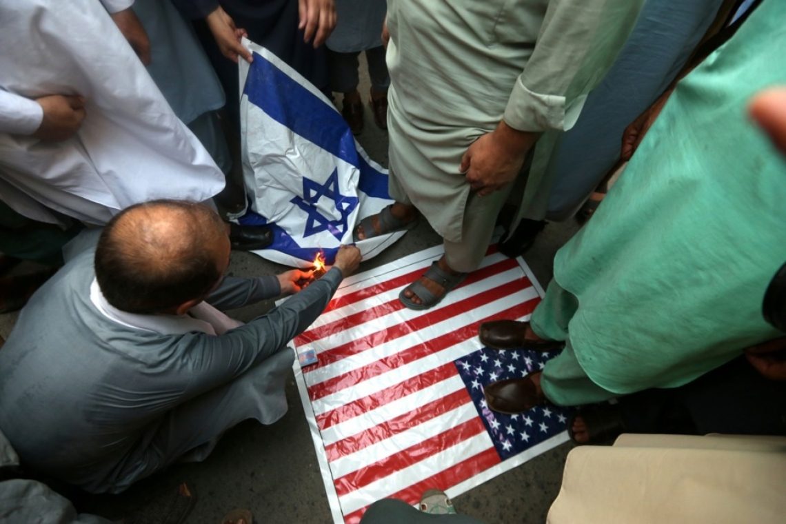 Iran napadel ameriški oporišči v Katarju in Iraku