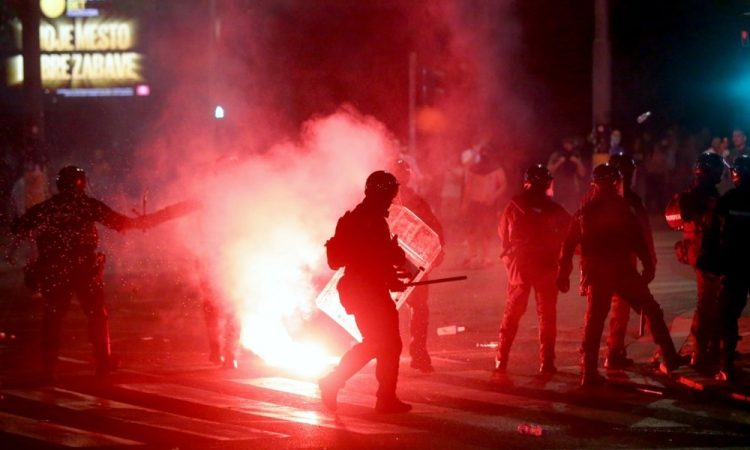 V Srbiji tretji dan protestov znova izbruhnilo nasilje