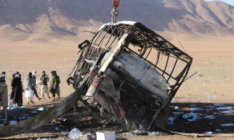 Afganistan: V hudi prometni nesreči avtobusa z deportiranci iz Irana umrlo najmanj 79 ljudi