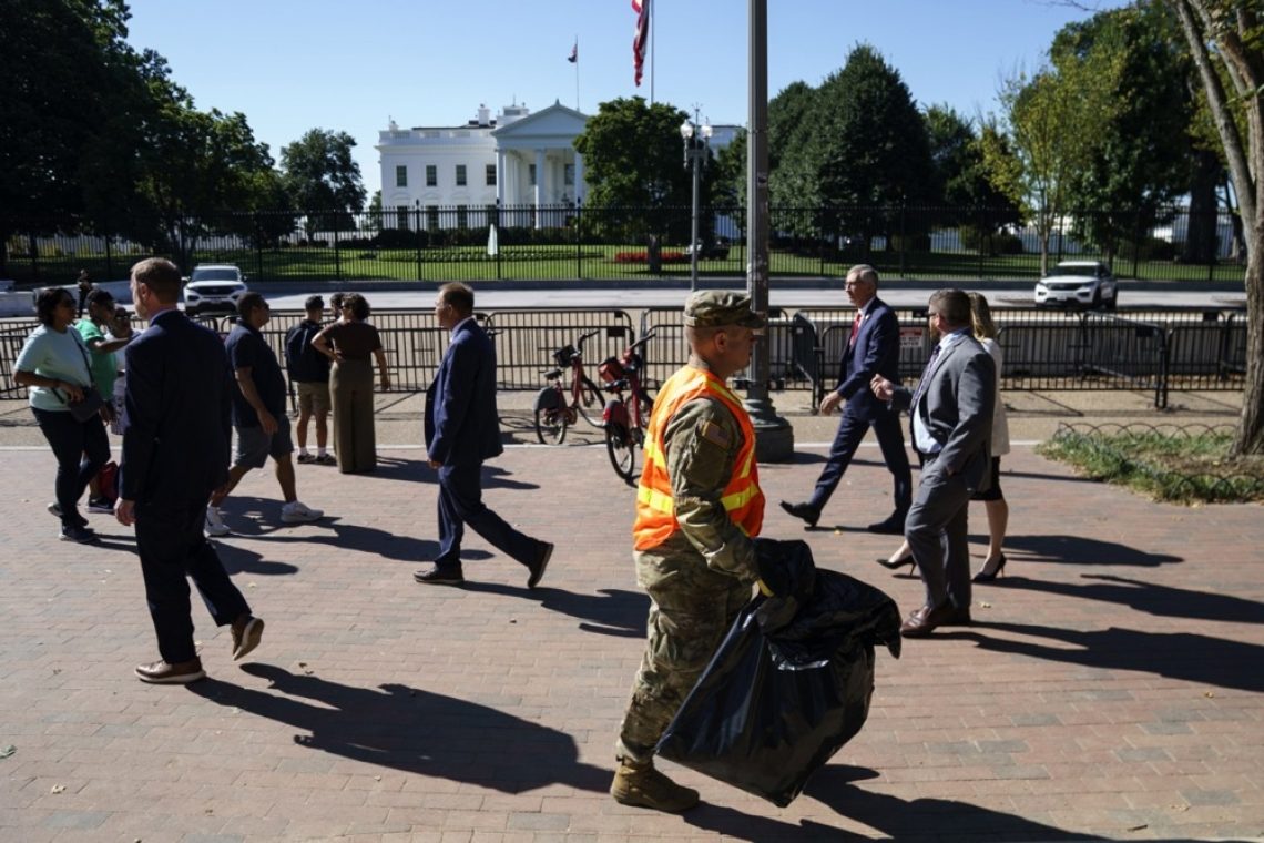 V Washingtonu aretiran moški zaradi zažiga ameriške zastave pred Belo hišo