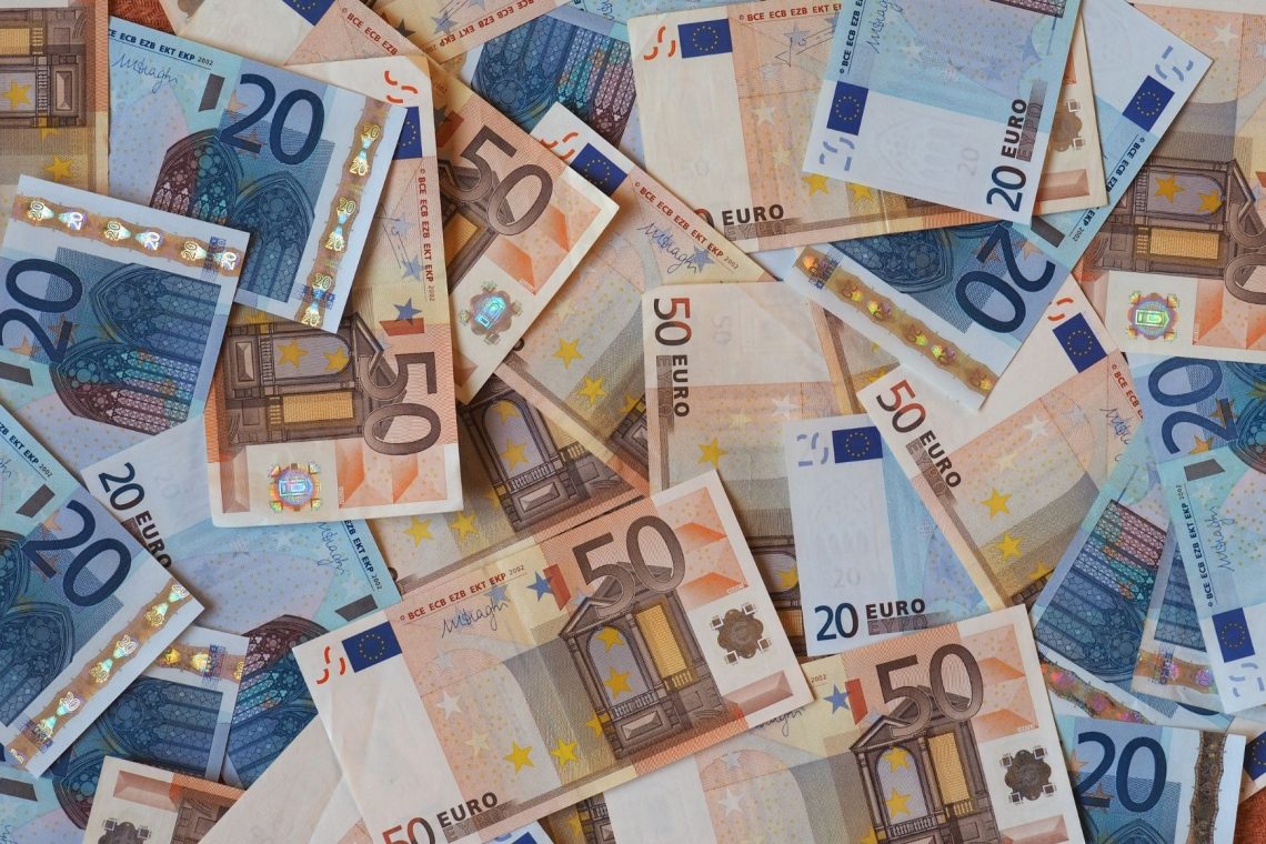 Par v Franciji razkrinkan zaradi goljufanja socialne pomoči in luksuznega življenja