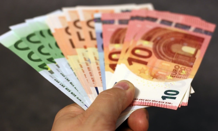 Vzajemna začela izplačevanje deležev in razdelila delnice več kot 440.000 delničarjem