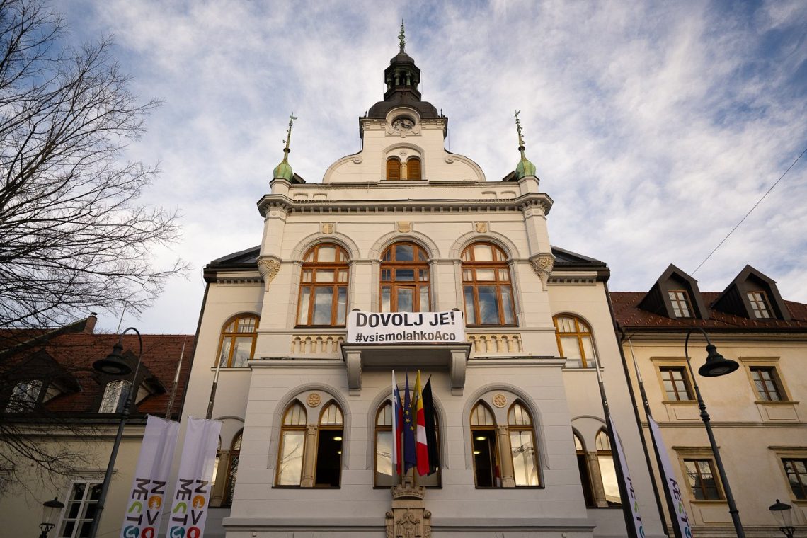 Novo mesto zavrača očitke o zlorabi sredstev za Rome in očita komentatorki širjenje neresnic
