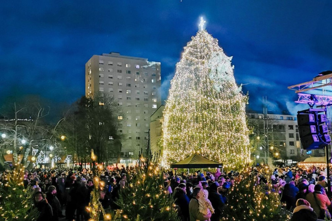 V Velenju postavljajo novoletno smreko, s tem se začenja Čarobni december
