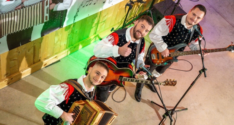 Ansambel Vrabci z novo pesmijo oživlja duh pristnih vaških veselíc