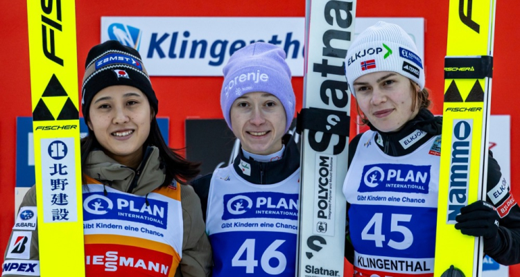Nika Prevc v Klingenthalu na večni slovenski lestvici prehitela Petra Prevca 