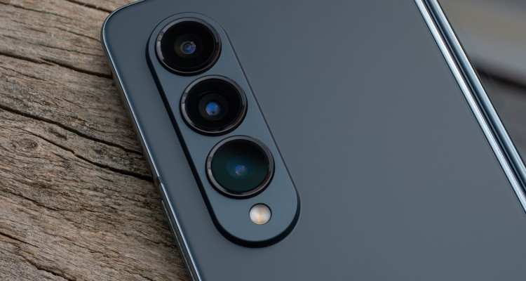 Slovenija med redkimi evropskimi trgi z izenačenim zanimanjem za iPhone in Samsung