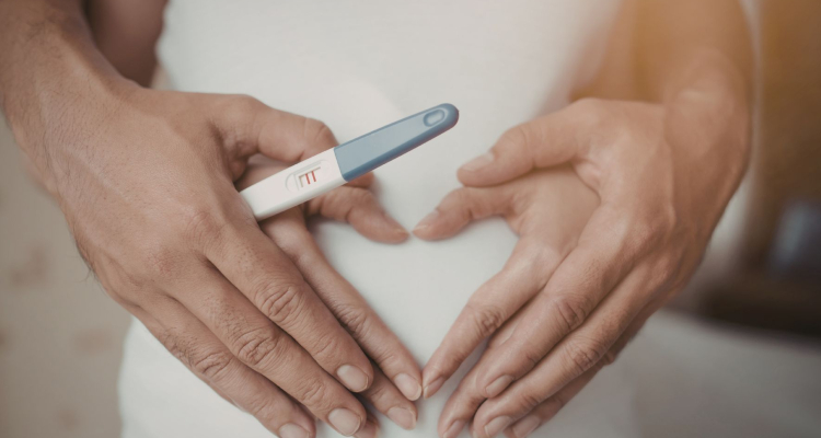 Zgodnji znaki nosečnosti se lahko pojavijo še pred izostankom menstruacije