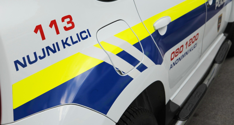 V Pivki voznik trčil v deklico in odpeljal s kraja