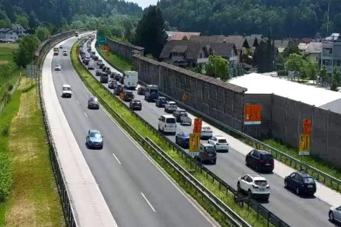 Zastoj na gorenjski avtocesti proti Ljubljani